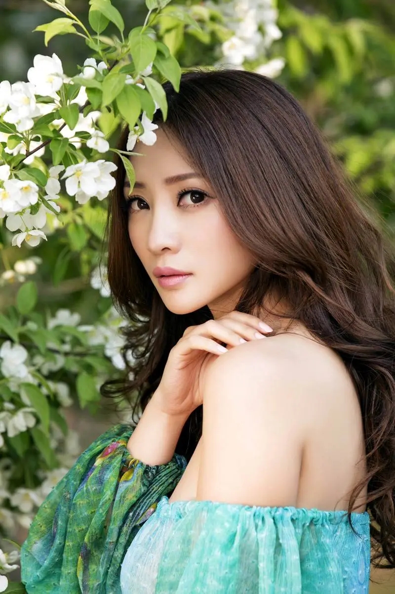 贾玲的电影票房很好。为了封闭式减肥,小个子男人的腰尖下巴开始成型