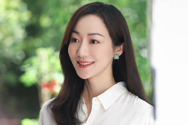 胡军1尺8的女儿真大方！继承了母亲的长相，媒婆鼹鼠很有眼光