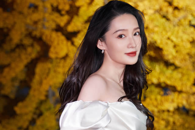 俞飞鸿打球不化妆,穿得像个女孩,但她能看出她的年龄