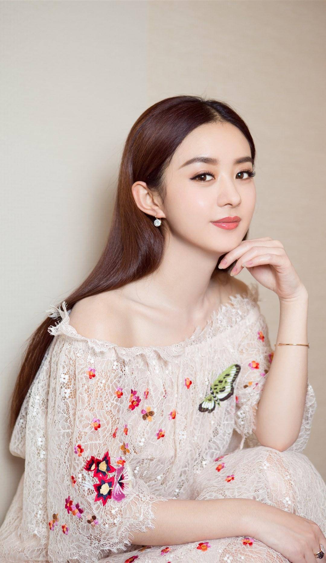 俞飞鸿锻炼时不化妆,穿紧身裙,保持好身材