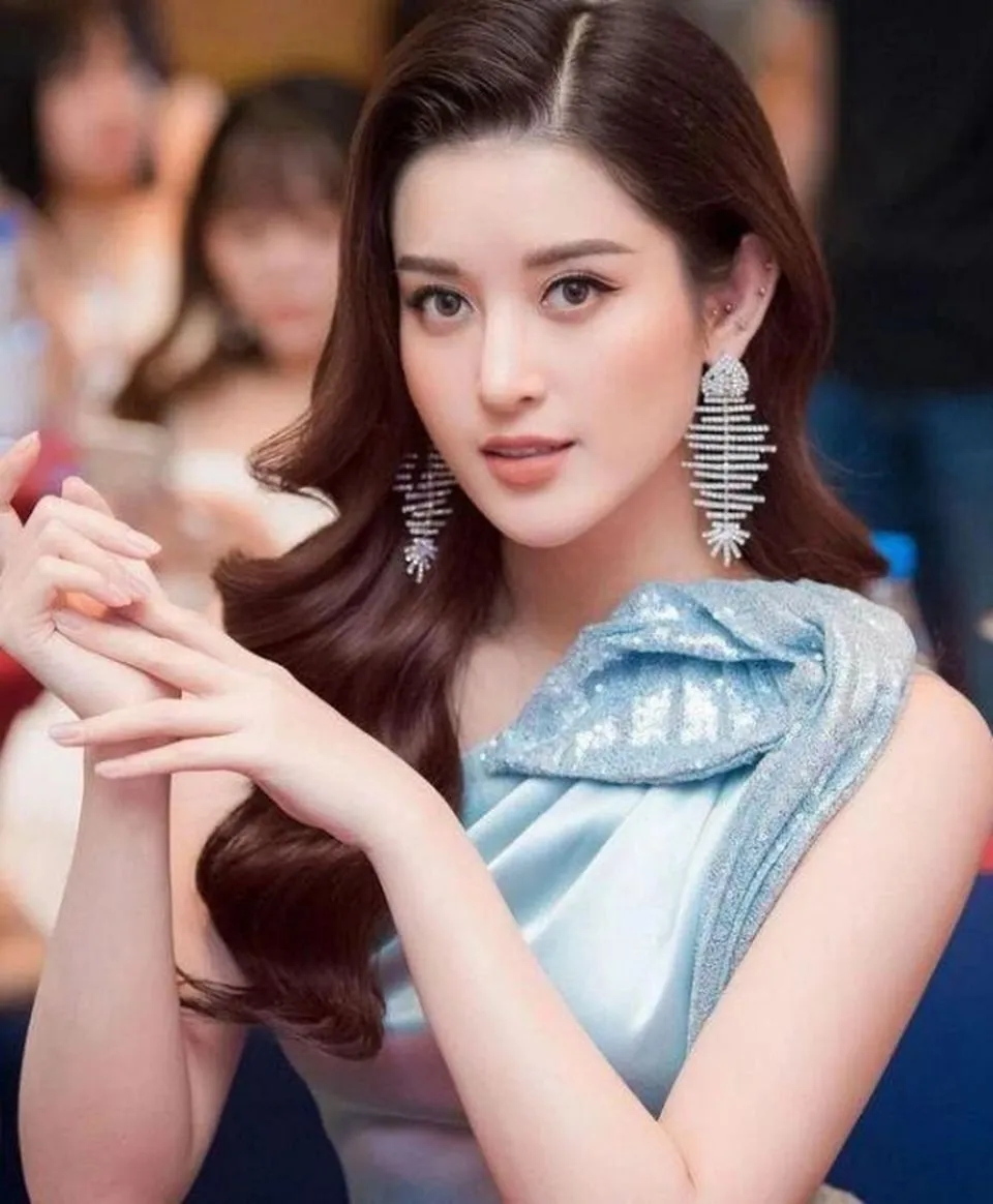 孙莉晒照:母子三人合照好欢乐,小女儿与妈妈肩膀齐高