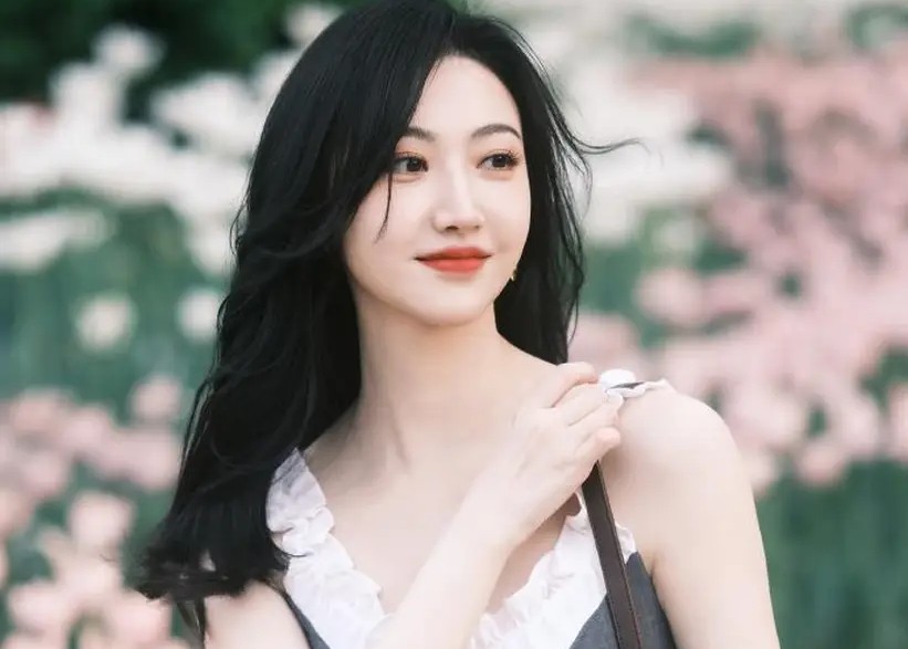 刘亦菲西湖亮相，蓝紫长裙惊艳全场，希林娜依高见她秒变“迷妹”