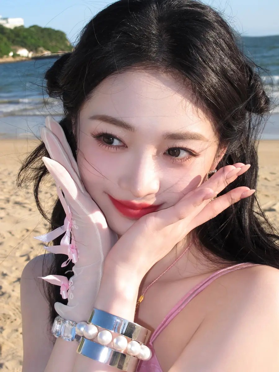 潘玮柏和家人泰国度假，怀抱俩女孩笑得合不拢嘴，女儿露脸太像他